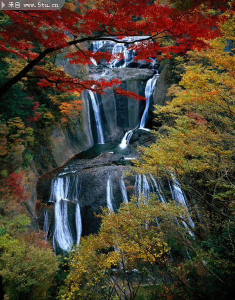 图片素材内容 水流,岩石,小水塘,秋季景色,阶梯瀑布图片,瀑布图片